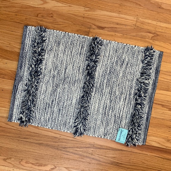❌SOLD❌ NWT Blue Textured Fringe Woven Area Rug - Picture 2 of 8